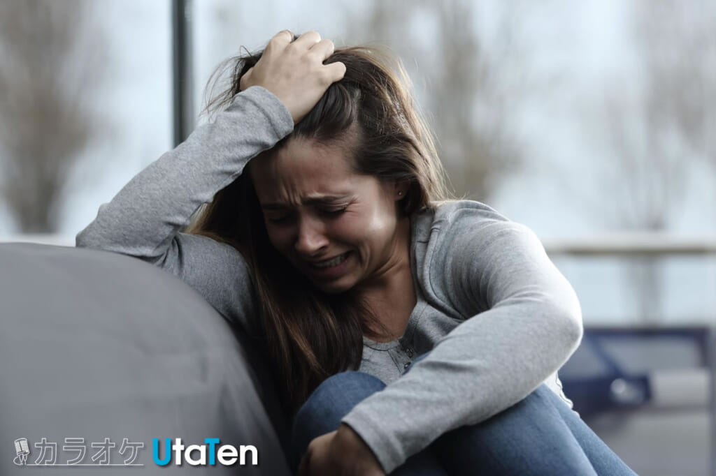 心にささる歌詞に思わず涙 泣きたい時に泣けない人へ贈る感動の名曲12選 カラオケうたてん