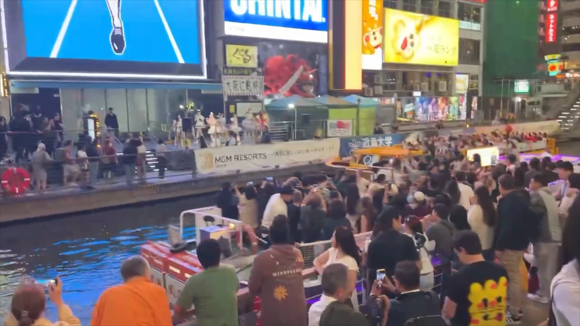 道頓堀でのライブ風景写真
