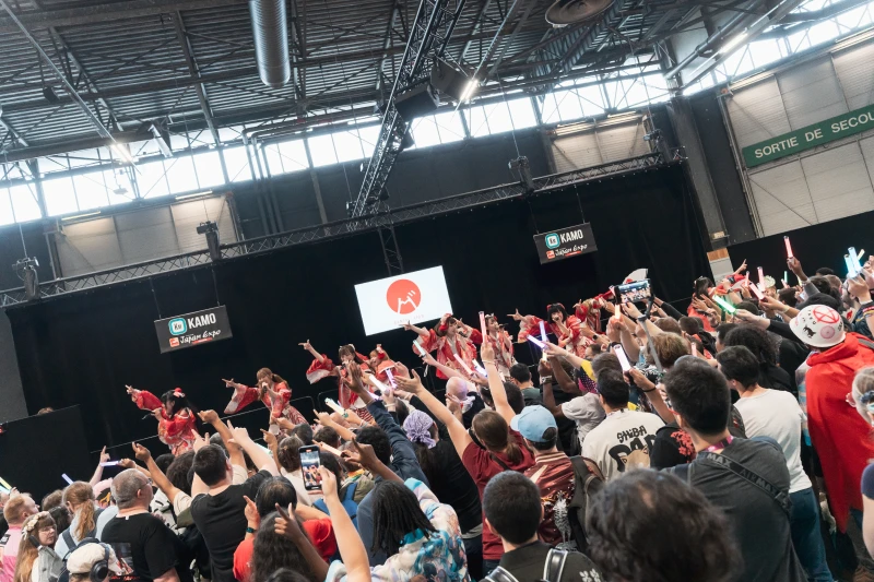 海外遠征のステージで歌っている様子