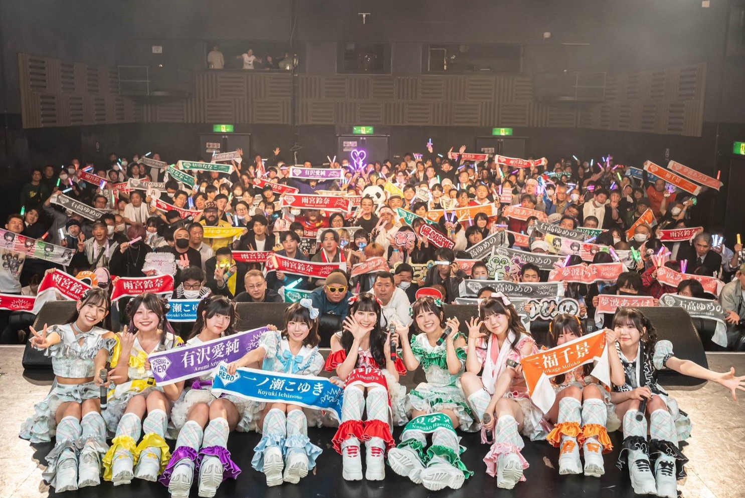 シンセカイヒーローのライブ中の写真