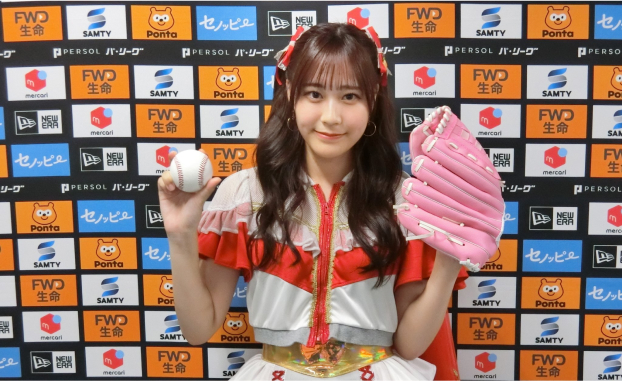 プロ野球の始球式の写真