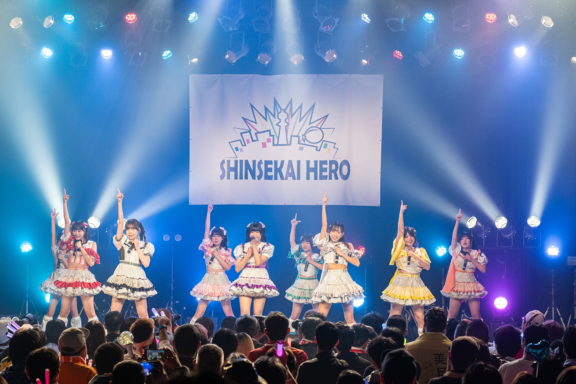 シンセカイヒーローのライブ中の写真