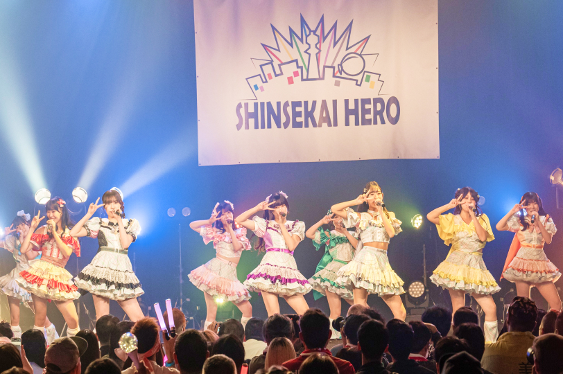 シンセカイヒーローのライブ中の写真